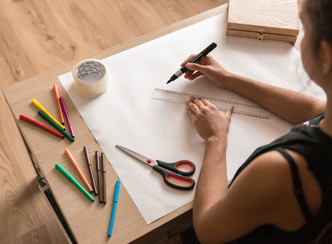 WIE WÄHLT MAN DIE RICHTIGE SCHREIBTISCHHÖHE FÜR SEINE KÖRPERGRÖßE AUS?