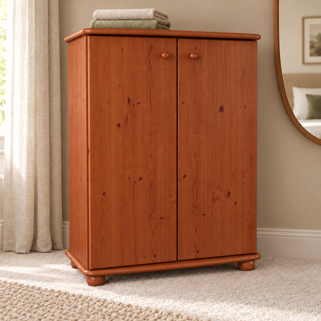 Anika Kommode Sideboard Bio Kiefer | 2-türig mit Kleiderstange | Nachhaltige Möbel in Kirsch im Wohnraum