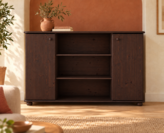 Anika Kommode Bio Kiefer Massivholz | 2-Türige Anrichte mit offenen Regalen in Wenge im Wohnraum
