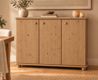 Anika Kommode Bio Kiefer Massivholz | 93er Sideboard 3-Türig mit Regalfächer in Capuccino im Wohnraum