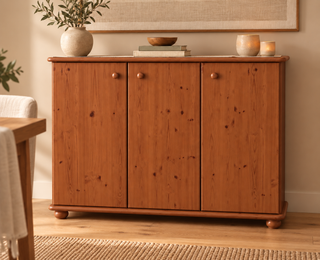 Anika Kommode Bio Kiefer Massivholz | 93er Sideboard 3-Türig mit Regalfächer in Kirsch im Wohnraum