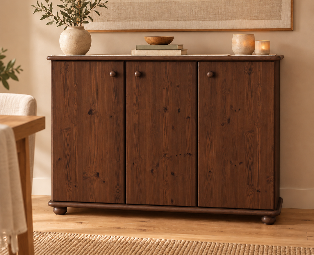 Anika Kommode Bio Kiefer Massivholz | 93er Sideboard 3-Türig mit Regalfächer in Nussbaum im Wohnraum