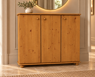 Anika Kommode Kiefer Massivholz 110er | 3-Türig Sideboard mit Regalfächer aus 100% Bio Holz in Antik Kiefer im Wohnraum