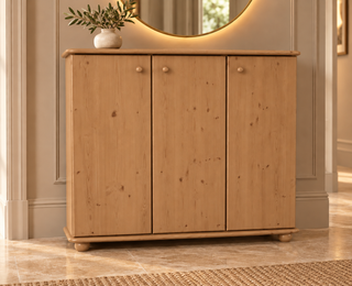 Anika Kommode Kiefer Massivholz 110er | 3-Türig Sideboard mit Regalfächer aus 100% Bio Holz in Capuccino im Wohnraum