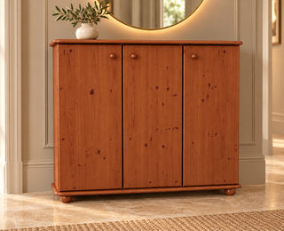 Anika Kommode Kiefer Massivholz 110er | 3-Türig Sideboard mit Regalfächer aus 100% Bio Holz in Kirsch im Wohnraum