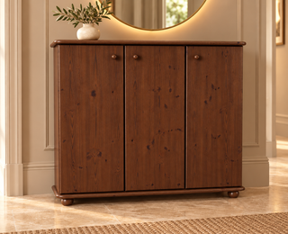 Anika Kommode Kiefer Massivholz 110er | 3-Türig Sideboard mit Regalfächer aus 100% Bio Holz in Kolonial im Wohnraum