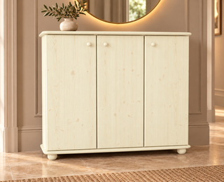 Anika Kommode Kiefer Massivholz 110er | 3-Türig Sideboard mit Regalfächer aus 100% Bio Holz in Weiss im Wohnraum