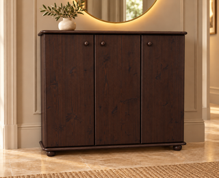 Anika Kommode Kiefer Massivholz 110er | 3-Türig Sideboard mit Regalfächer aus 100% Bio Holz in Wenge im Wohnraum