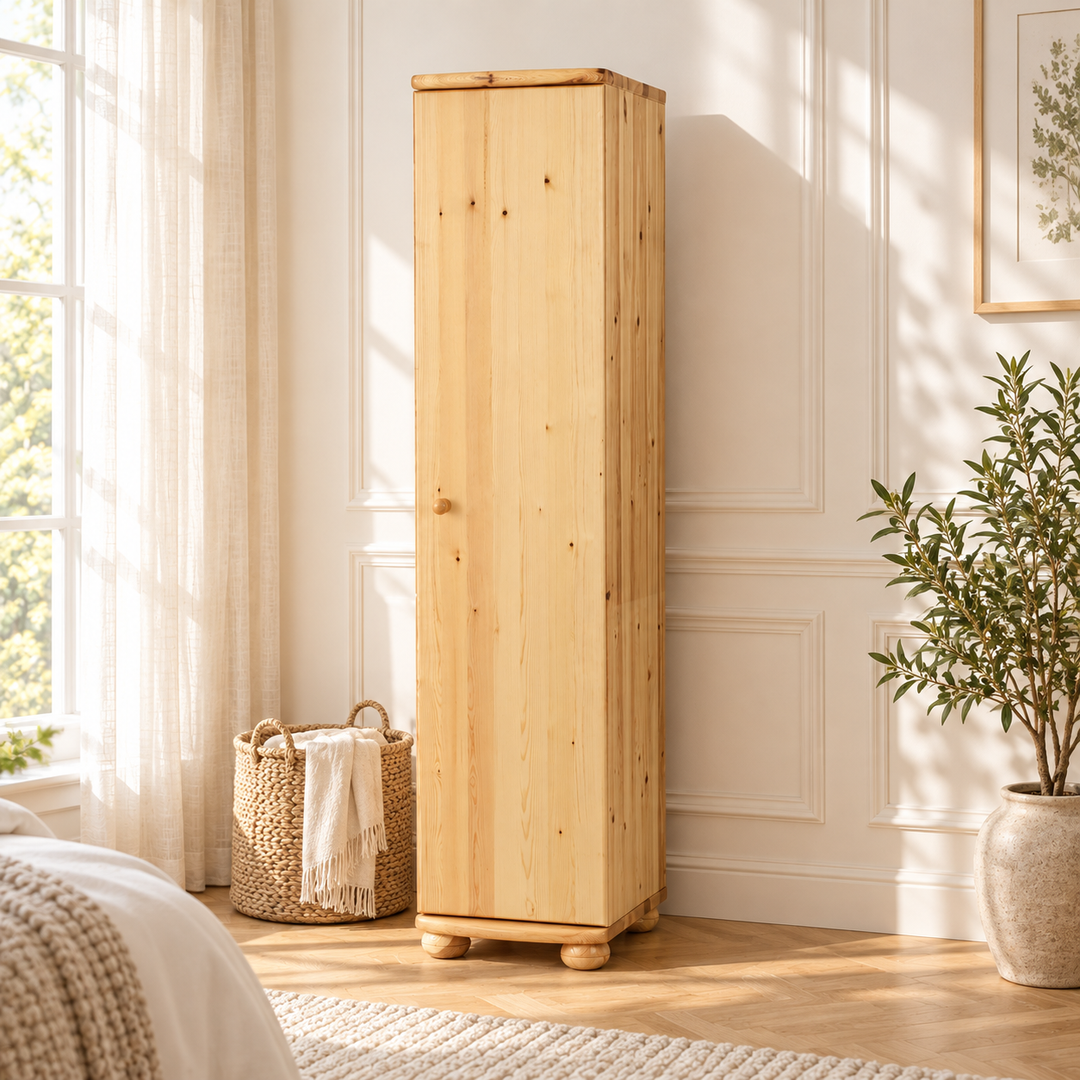 kiefer_massivholz_Claudia Kleiderschrank Kiefer 2-türig, 45cm Tiefe mit Kleiderstange aus Massivholz – Natur, Wohnbeispiel