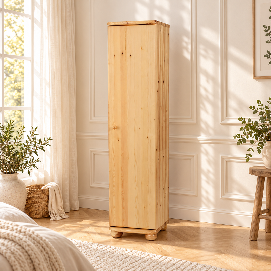 kiefer_massivholz_Claudia Kleiderschrank Kiefer 45 cm Tiefe, 1-Türig mit 4 Regalen aus Massivholz – Natur, Wohnbeispiel