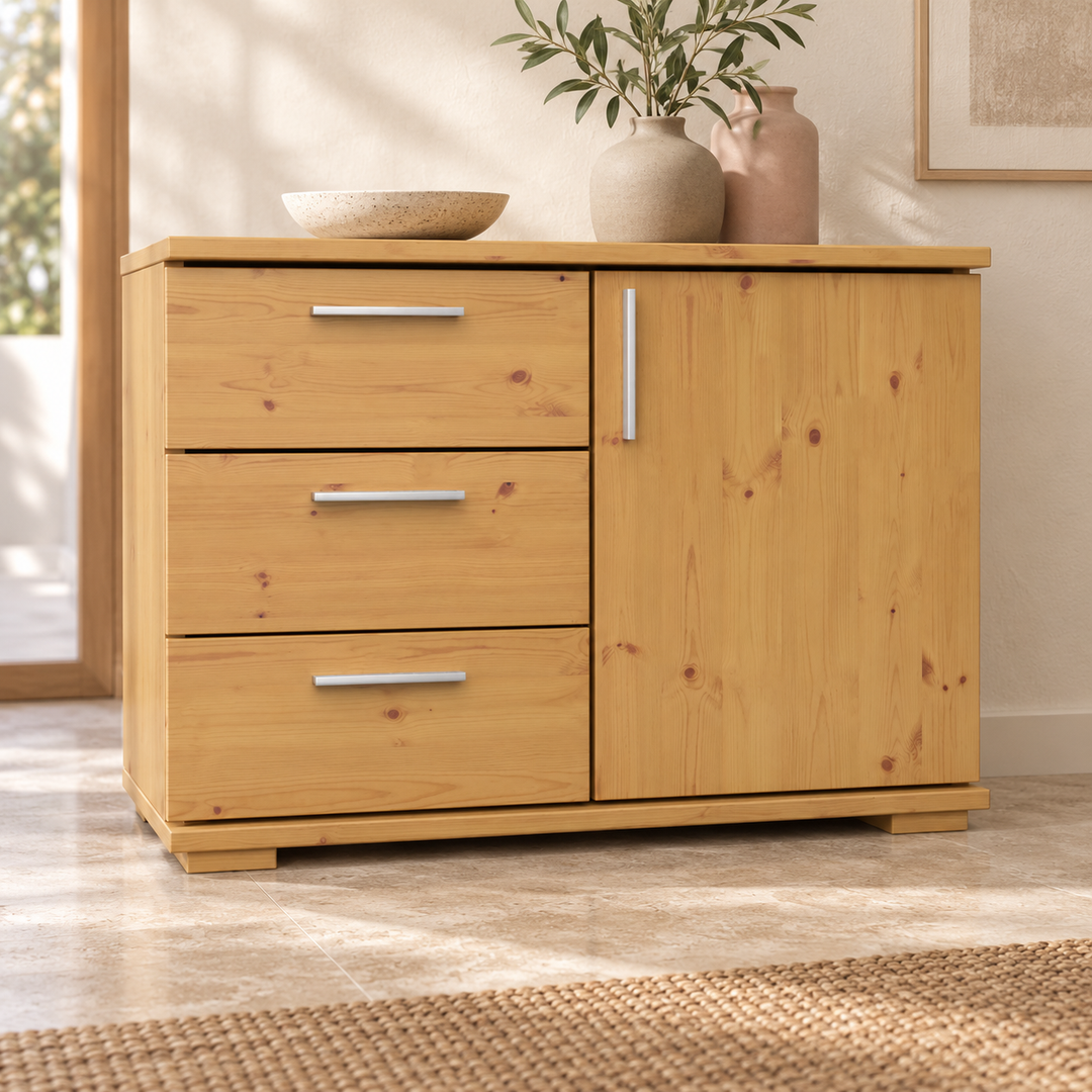 Nobis Kommode mit 1 Tür und 3 Schubladen, 57 cm hoch aus Kiefer Massivholz – Gesamtansicht