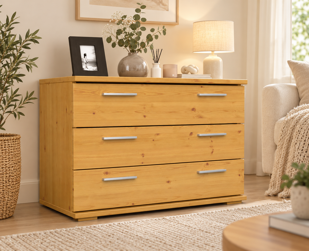 kiefer_massivholz_Nobis Kommode Massivholz für Wohnzimmer, Sideboard mit 3 großen Schubladen, 57cm hoch aus Kiefer Massivholz – Gesamtansicht