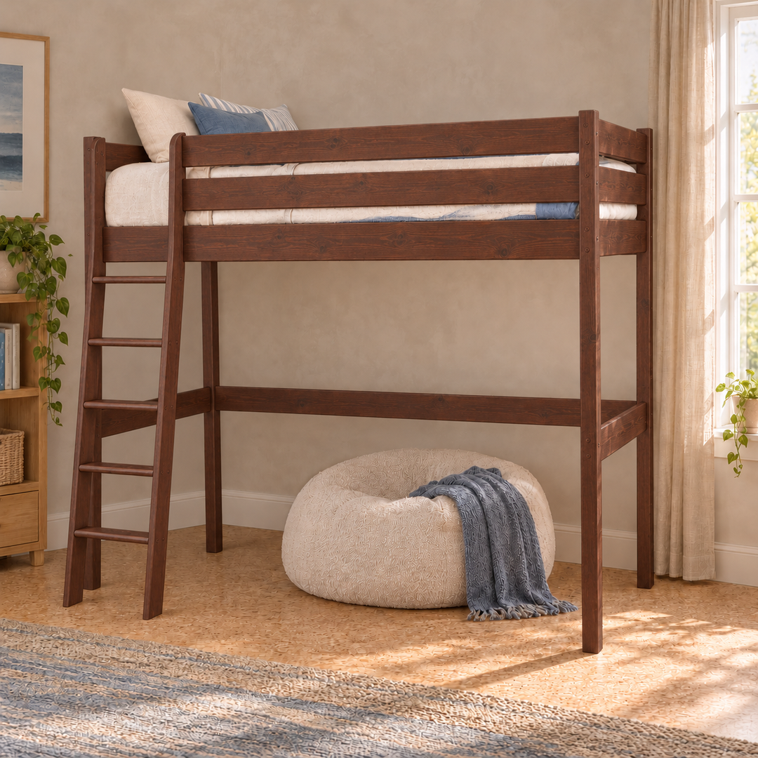kiefer_massivholz_Leo Galerie-Hochbett 190 cm – Kolonial, schräge Leiter, im hellen Wohnambiente