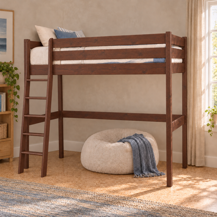 kiefer_massivholz_Leo Galerie-Hochbett 190 cm – Kolonial, schräge Leiter, im hellen Wohnambiente